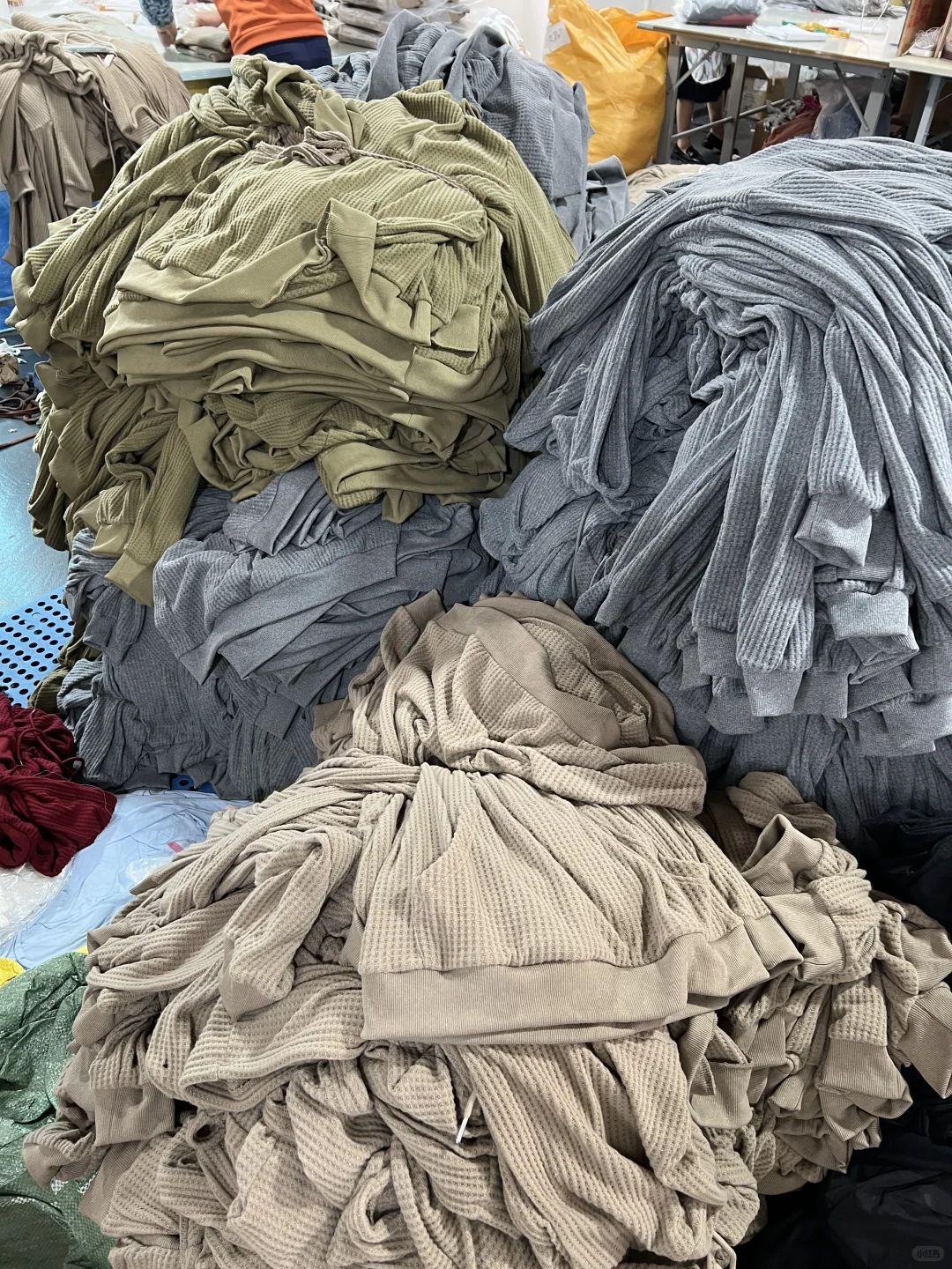 这是一家可1件打样,小批量定制的服装工厂