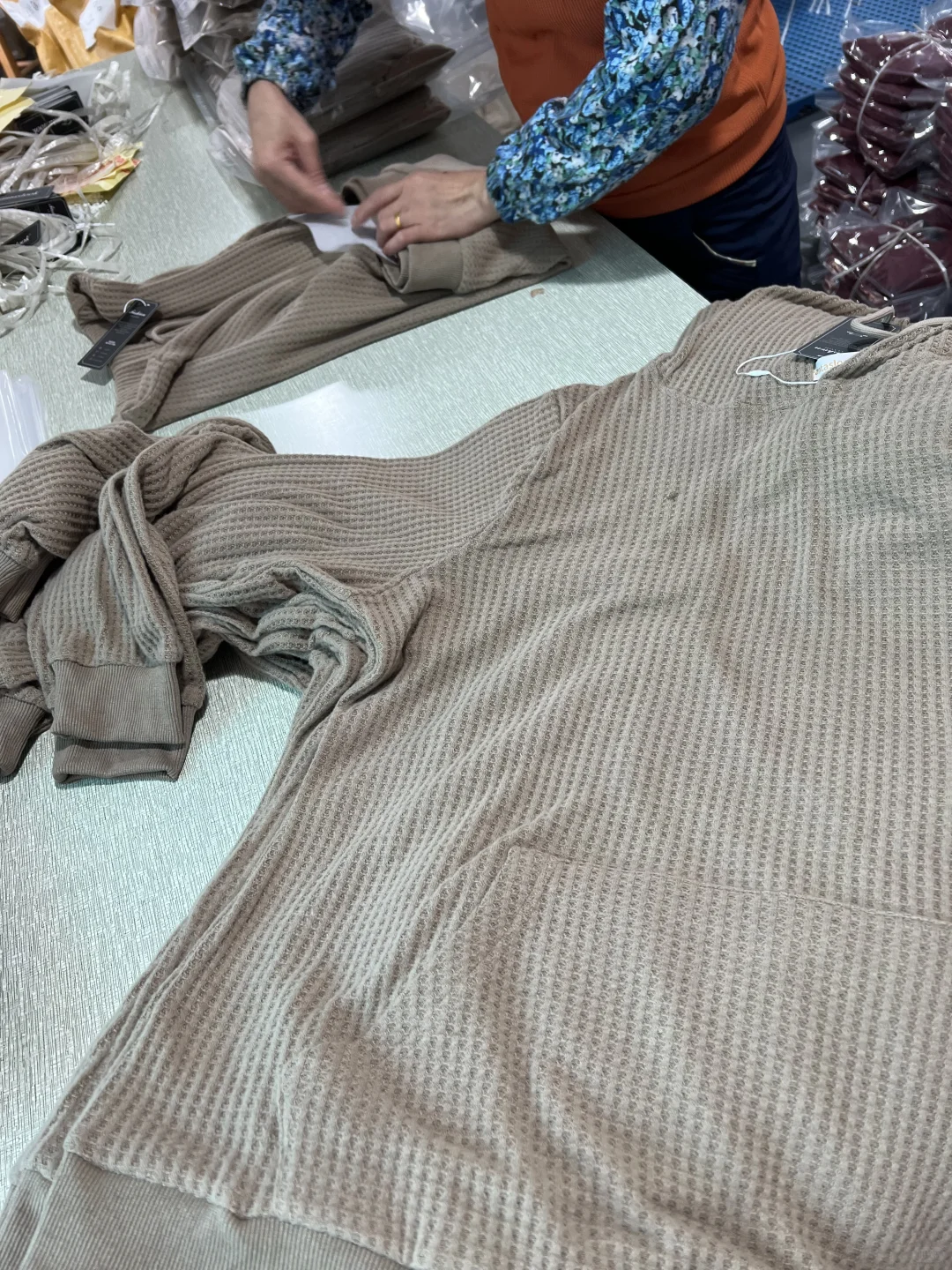 这是一家可1件打样,小批量定制的服装工厂