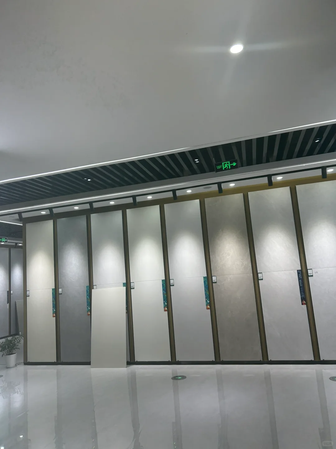 这是一家不止卖瓷砖的店，软装也很齐全