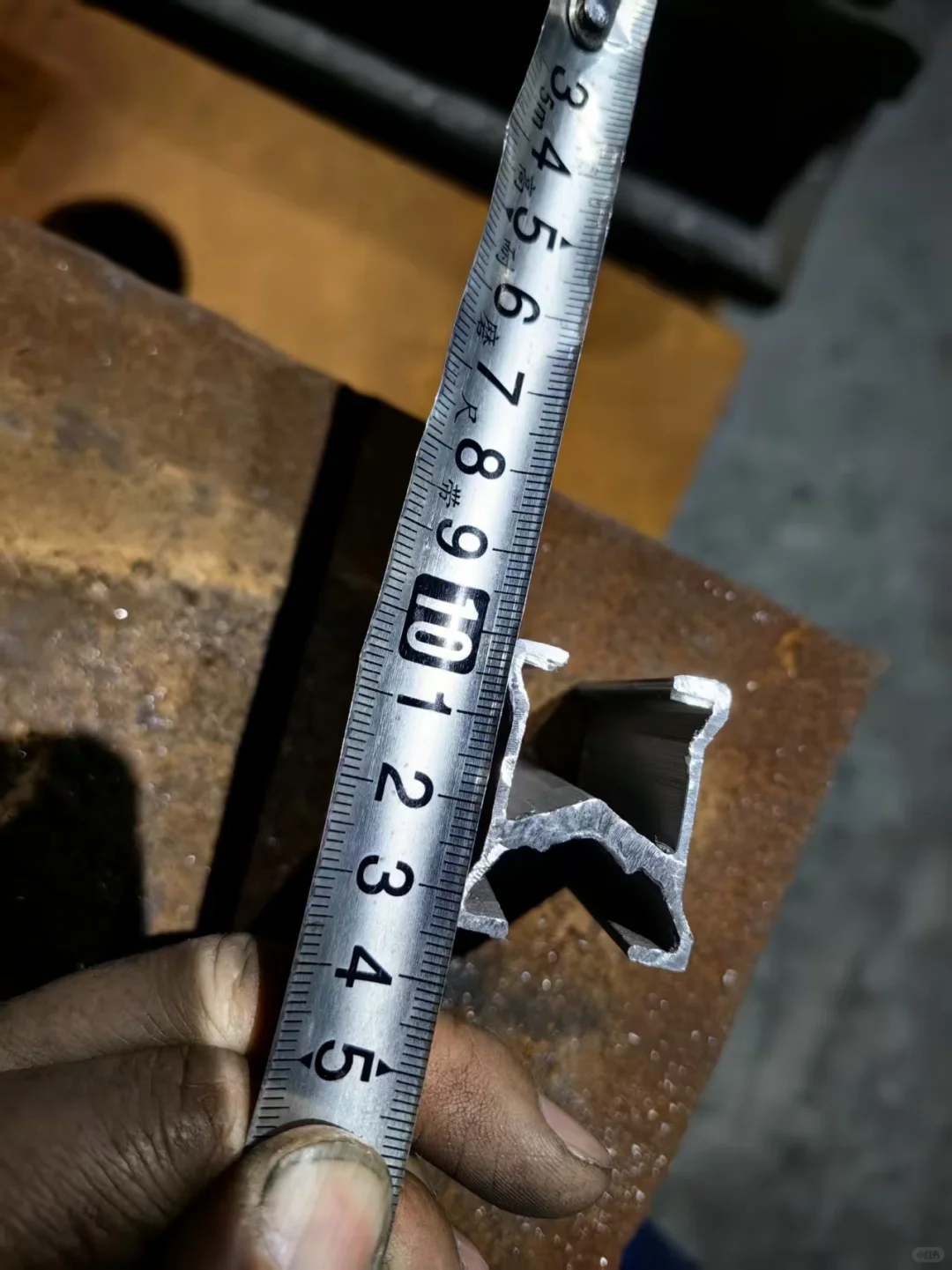 单极安全滑触线是一种为移动设备供电的装置