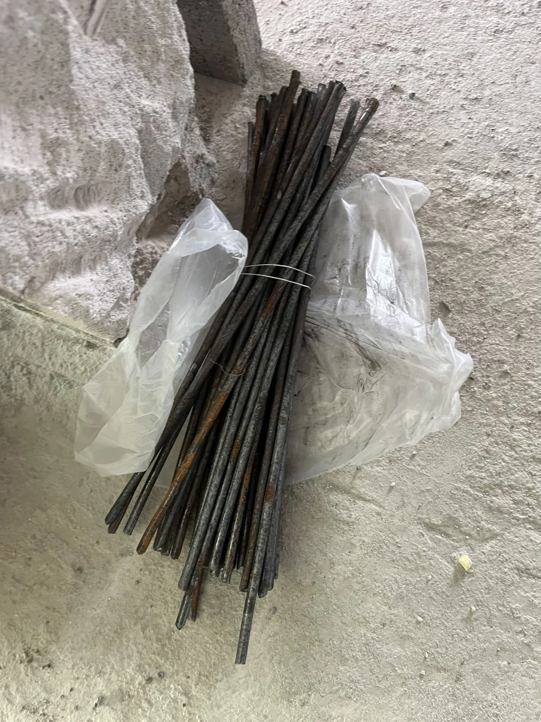 自装崩溃瞬间！砌墙缺钢筋，跑断腿才买到…