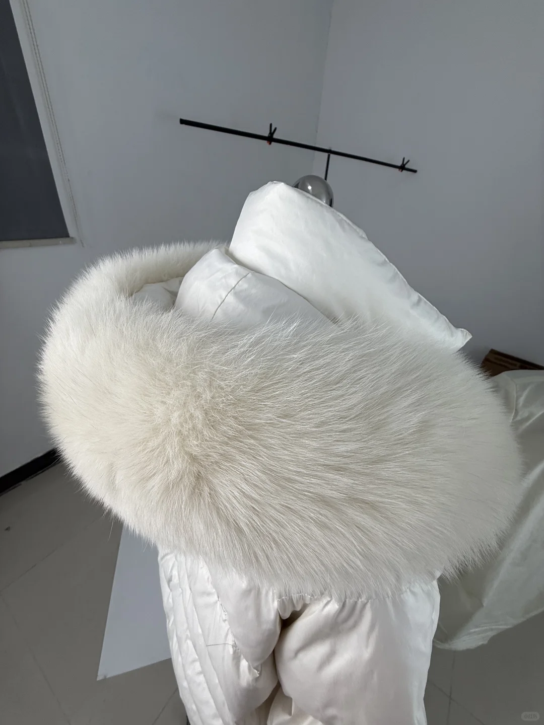 工厂实拍·羽绒服定制毛领、进口白狐