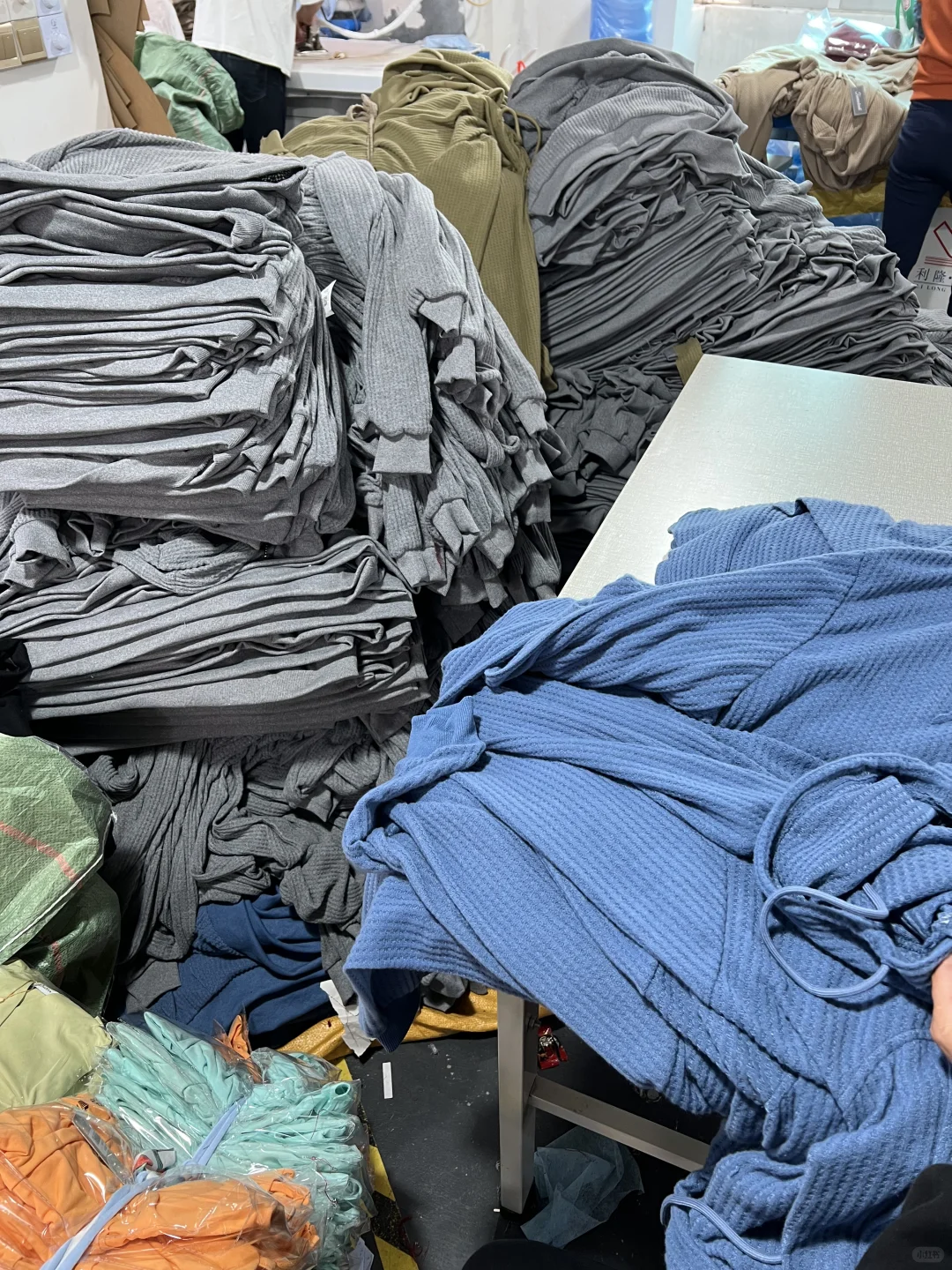 这是一家可1件打样,小批量定制的服装工厂