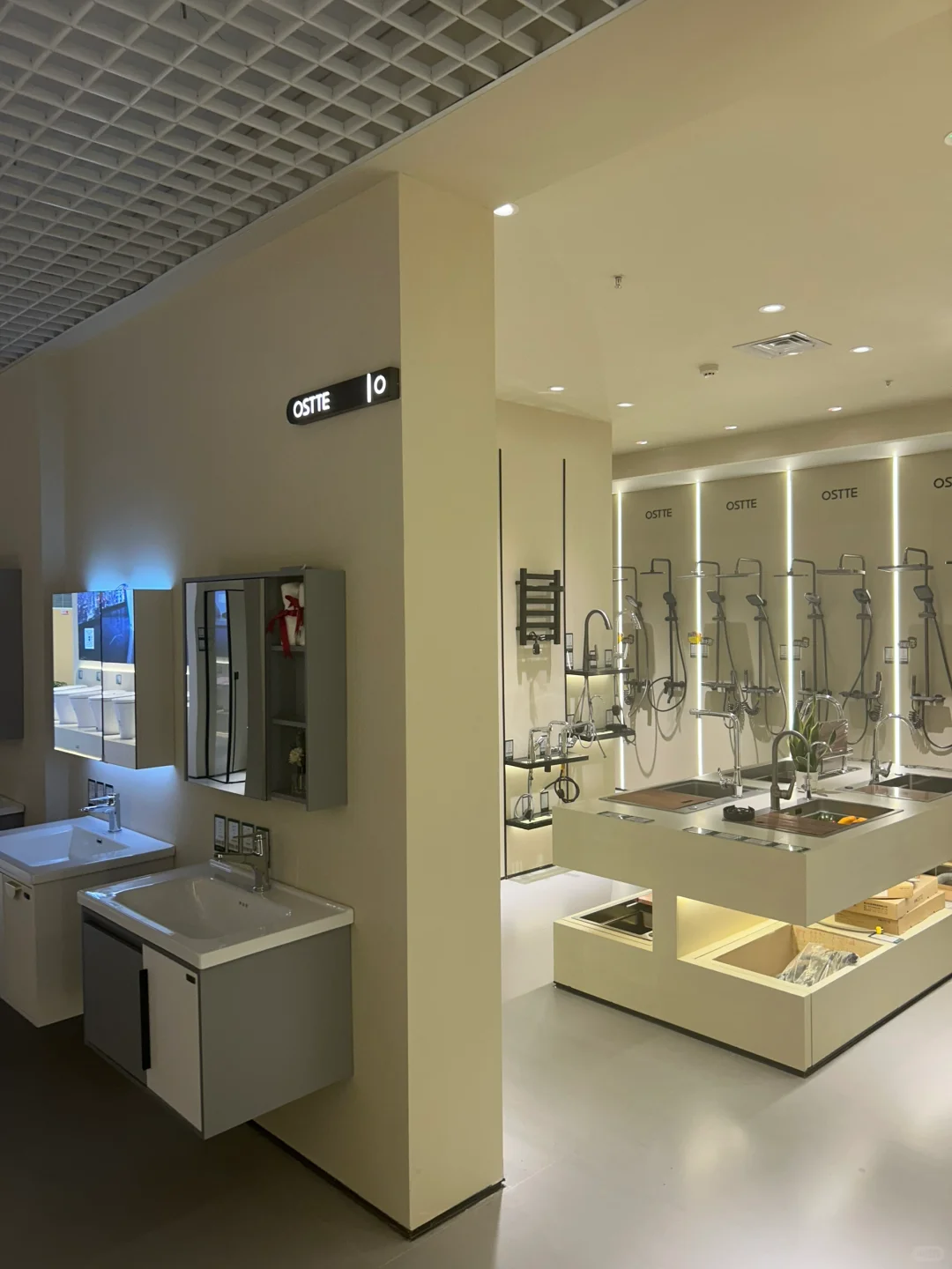 这是一家不止卖瓷砖的店，软装也很齐全