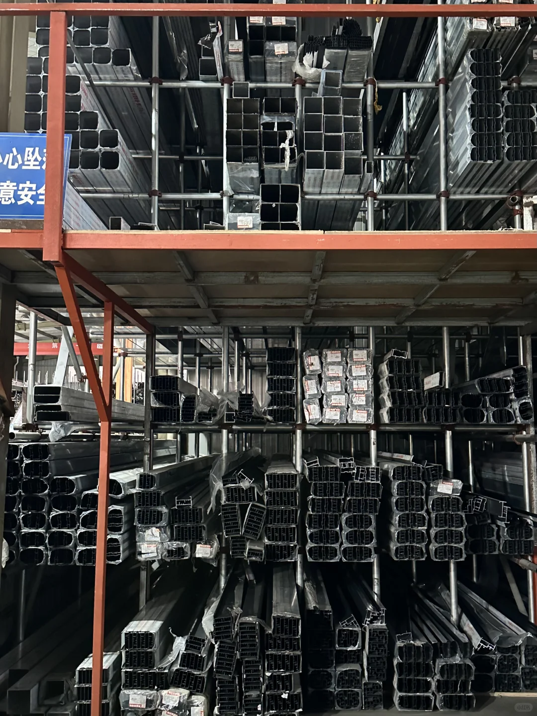 ?早7点门窗工厂卸货实拍！15吨现货直击