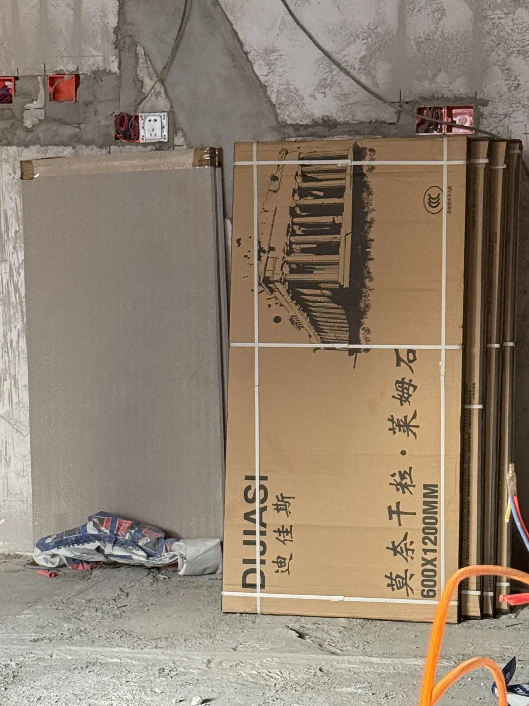 装修第20天，防水已测试2天，瓷砖进场～