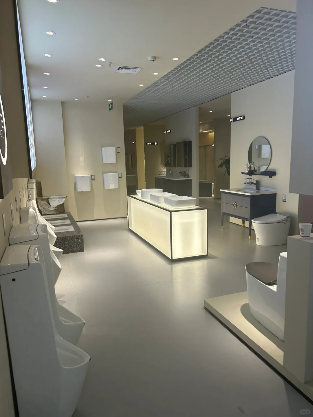 这是一家不止卖瓷砖的店，软装也很齐全