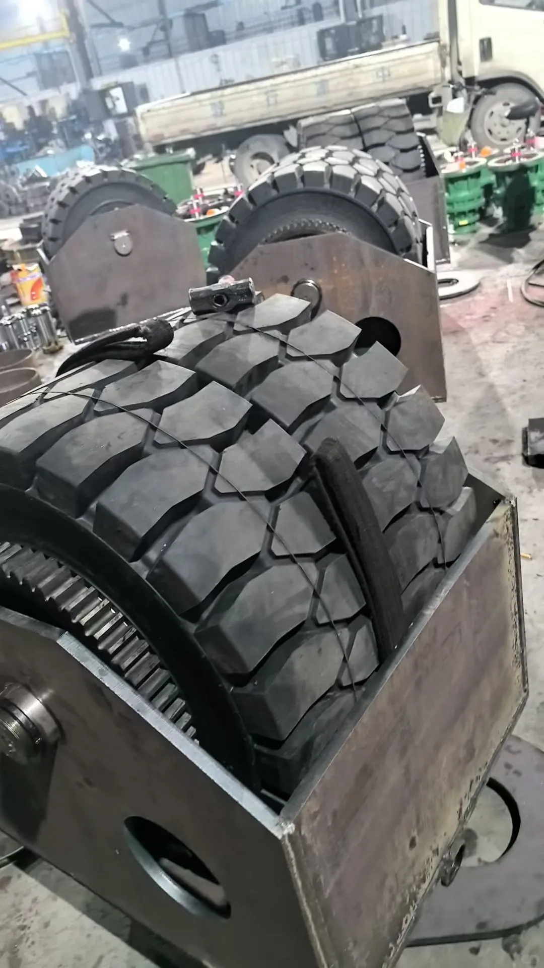 80吨轮胎吊运行，立柱式悬臂吊，主要由以下