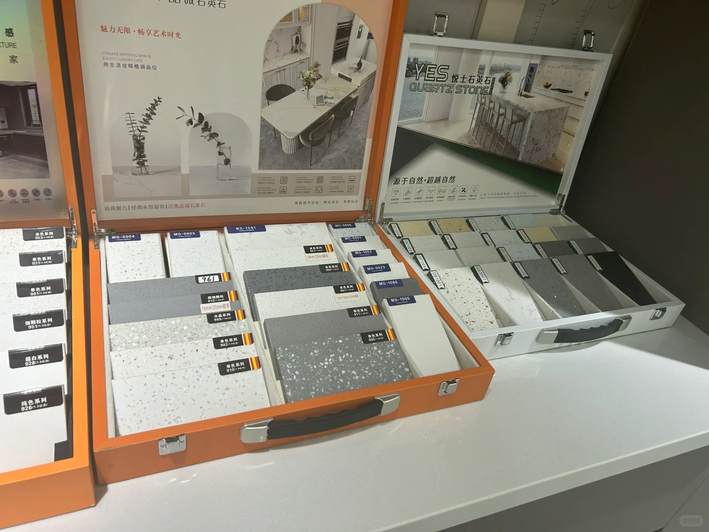 这是一家不止卖瓷砖的店，软装也很齐全