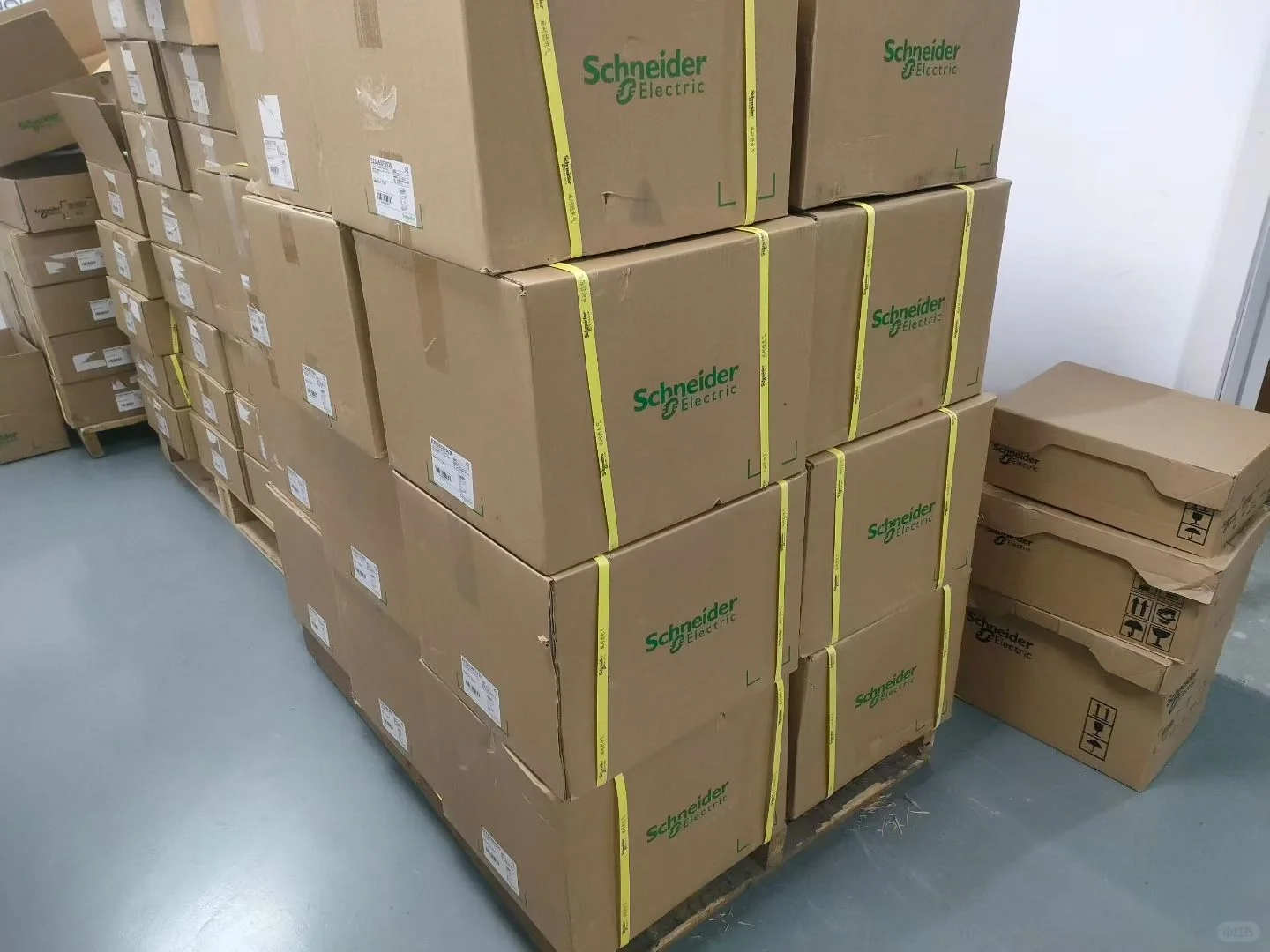 承接施耐德开关断路器电源