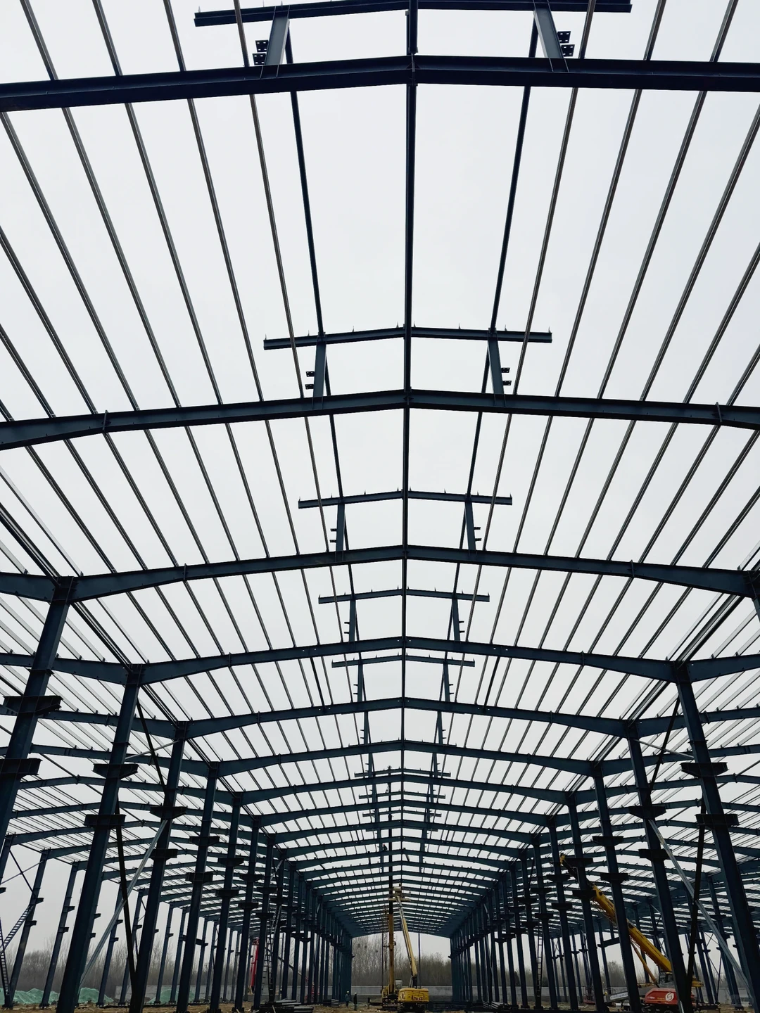 钢结构10万平厂房施工现场实拍