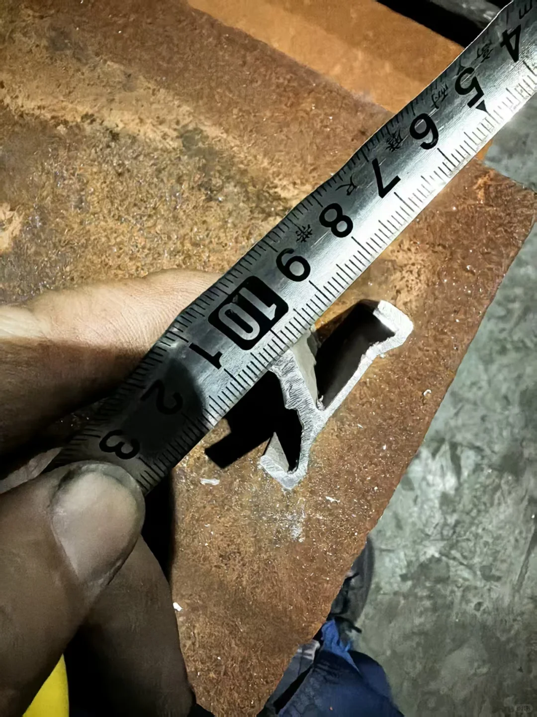 单极安全滑触线是一种为移动设备供电的装置