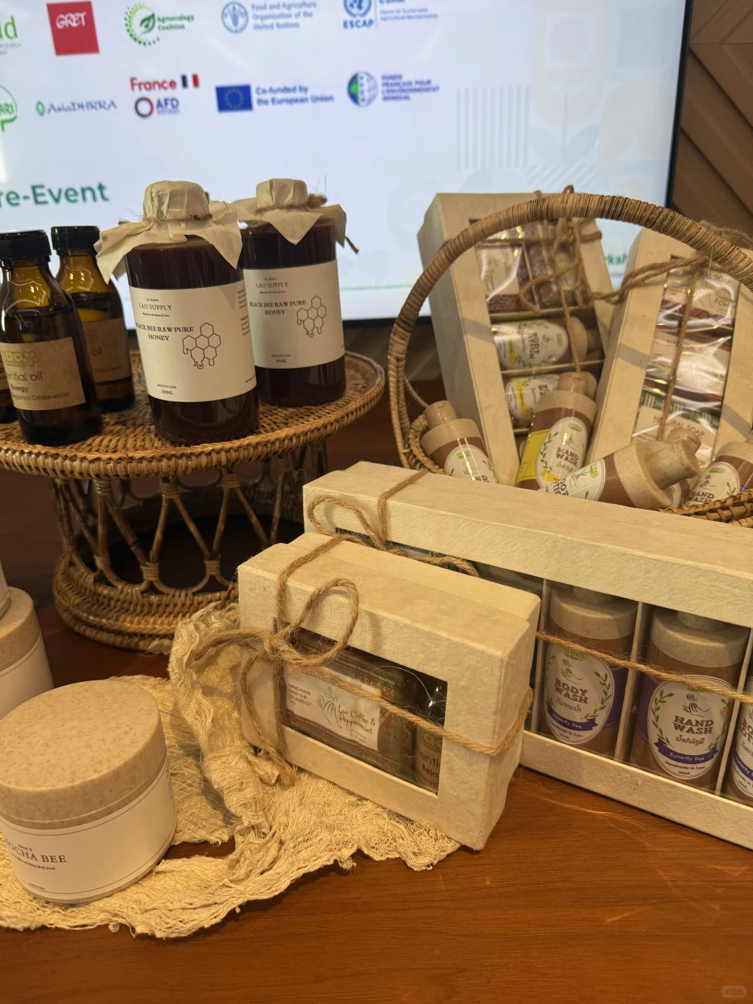 老挝??万象 老挝农业展会上买豆试一下