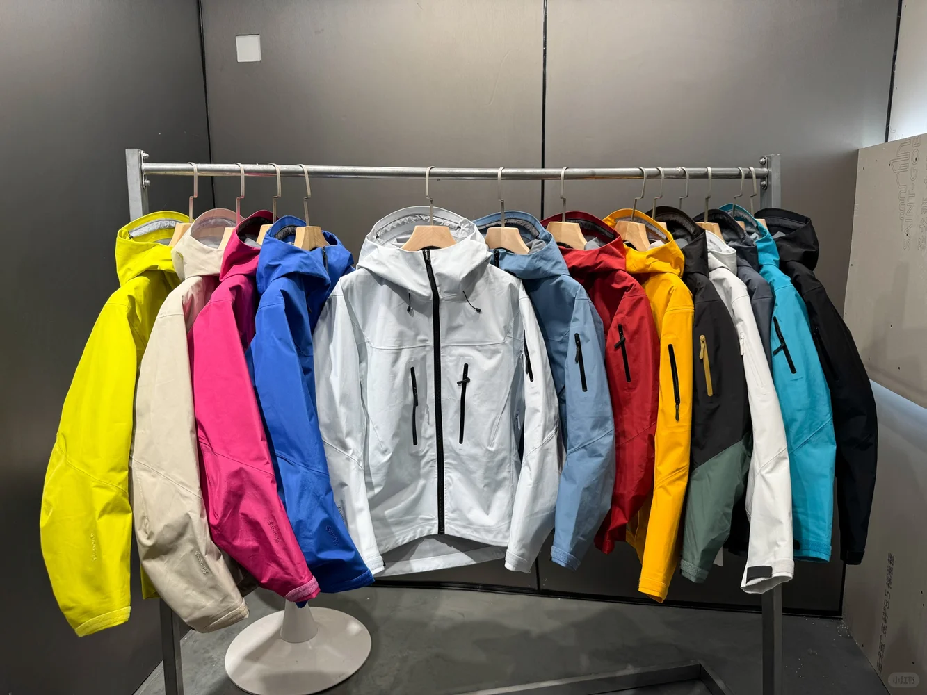 冲锋衣、羽绒服、外套、工作服、