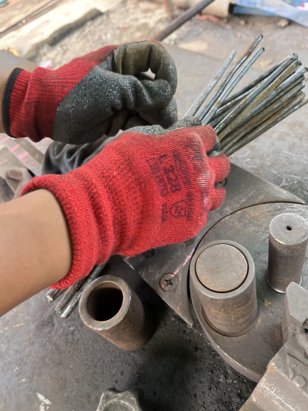 自装崩溃瞬间！砌墙缺钢筋，跑断腿才买到…