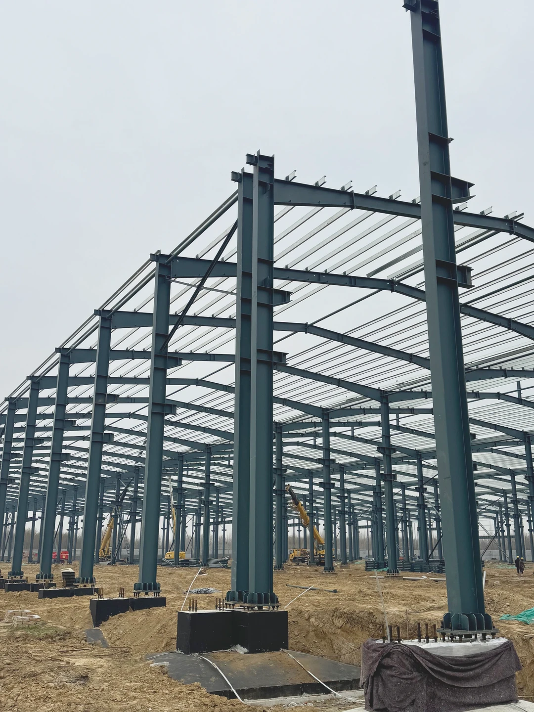 钢结构10万平厂房施工现场实拍