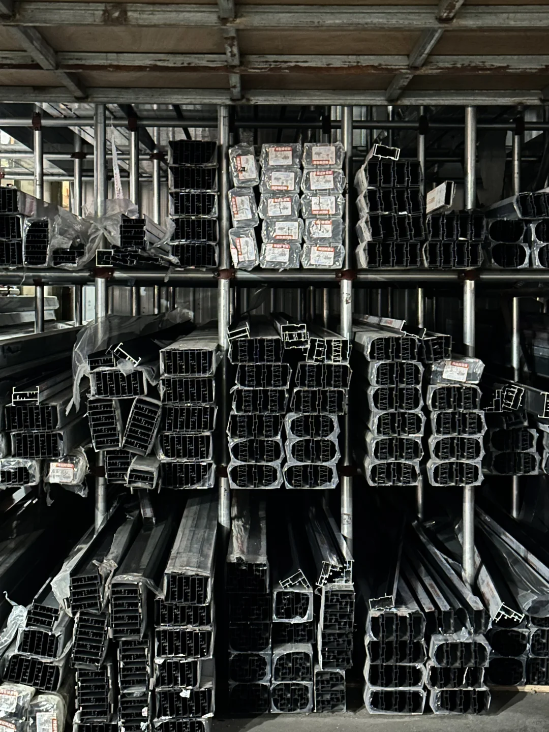 ?早7点门窗工厂卸货实拍！15吨现货直击