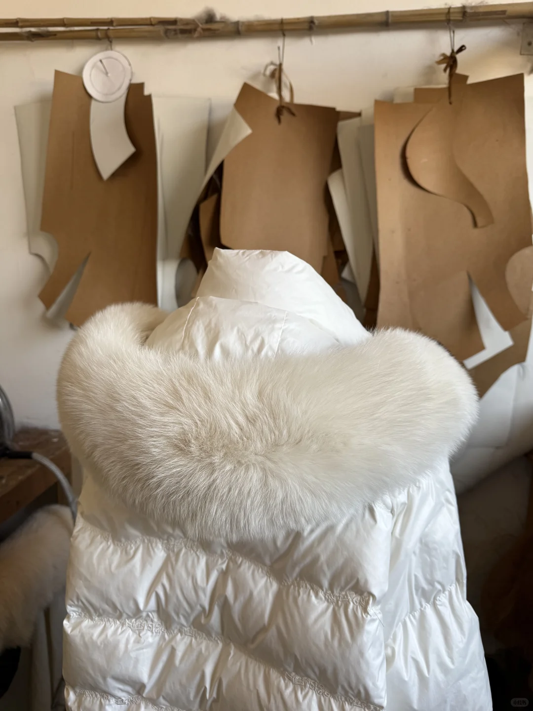 工厂实拍·羽绒服定制毛领、进口白狐
