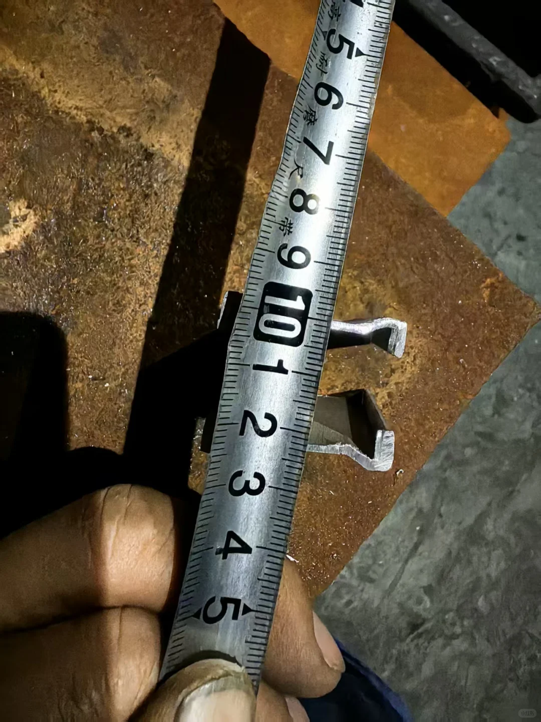 单极安全滑触线是一种为移动设备供电的装置