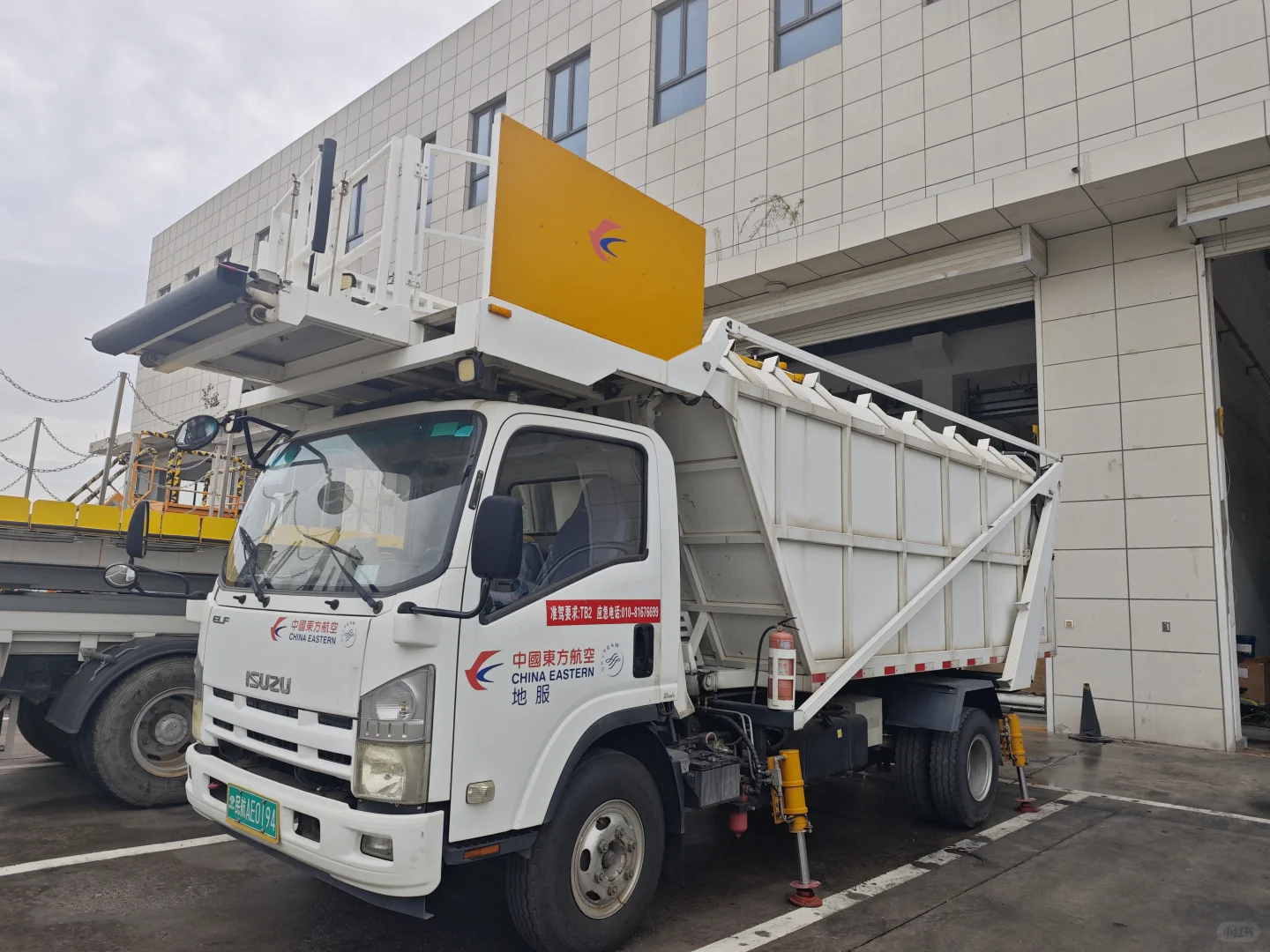 机坪清道夫——东航设备航空垃圾车