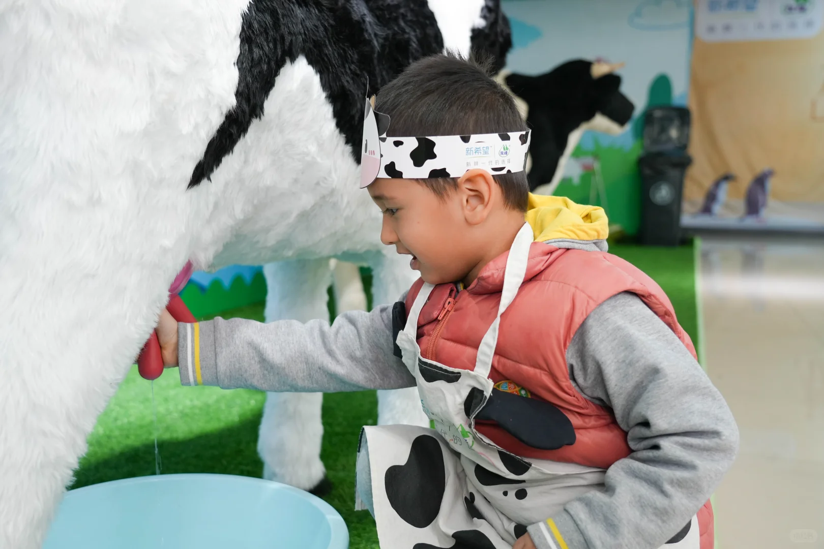 小世界萌娃们的牛奶工厂探秘记