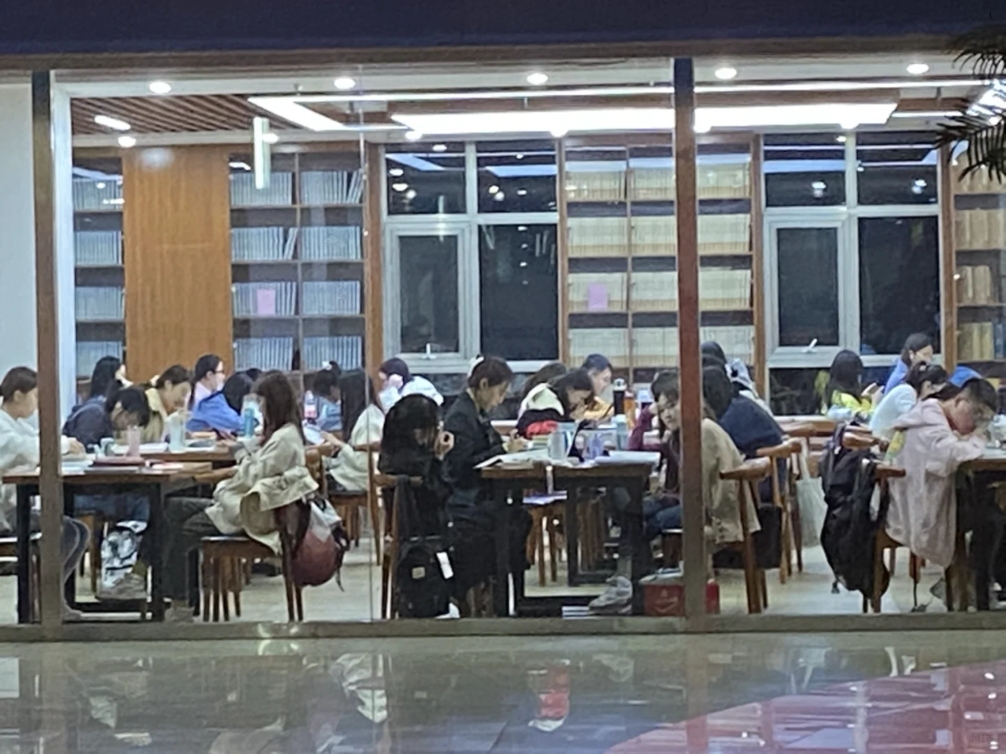 河北金融学院晚上九点钟的图书馆