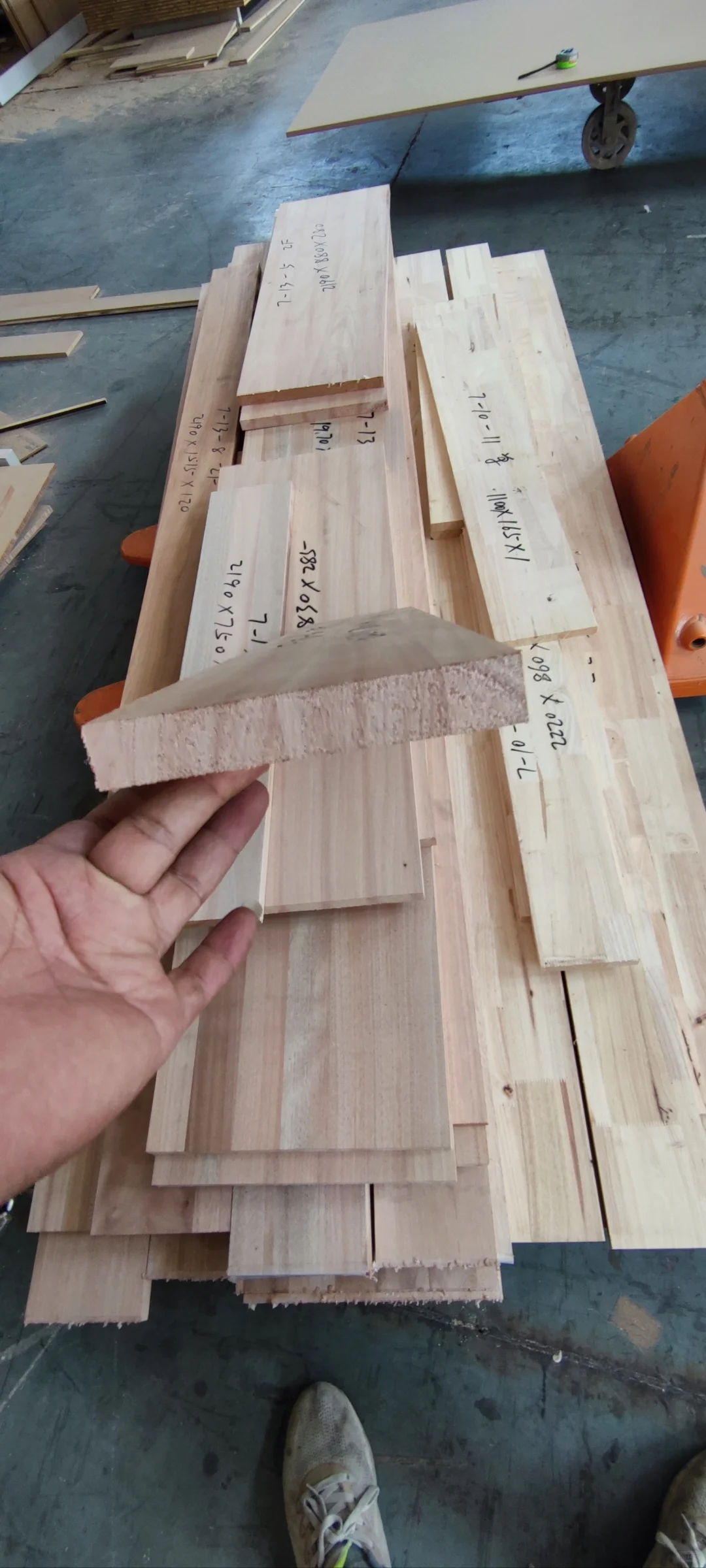 亿芯木门工厂，车间日常