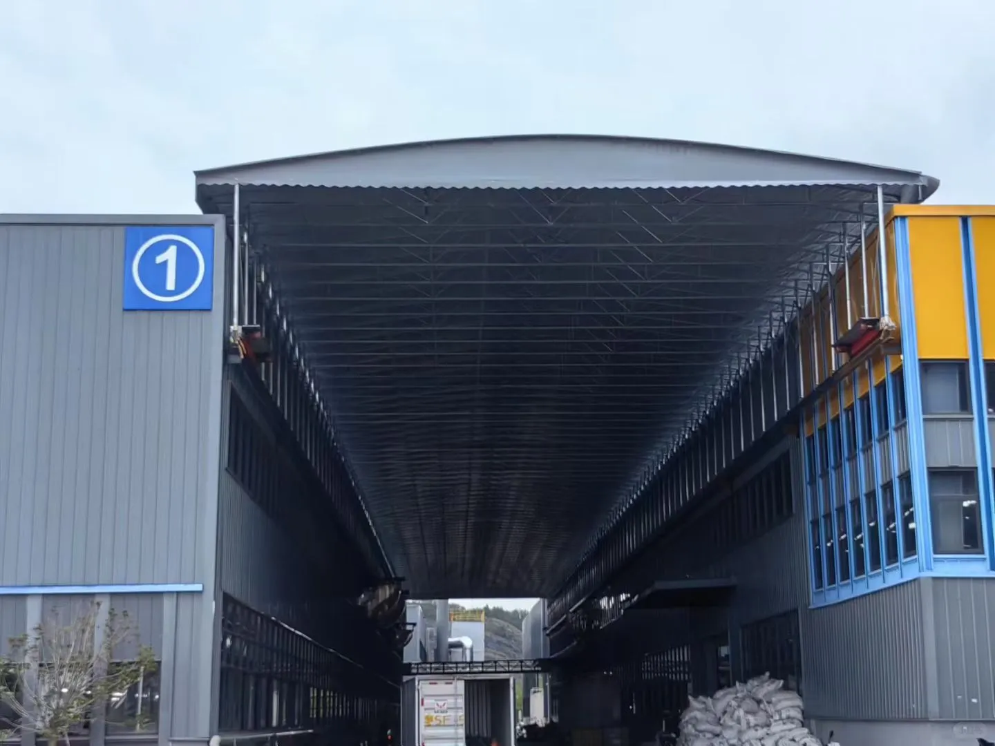 球场雨棚轨道雨棚电动伸缩雨蓬活动雨篷帐篷