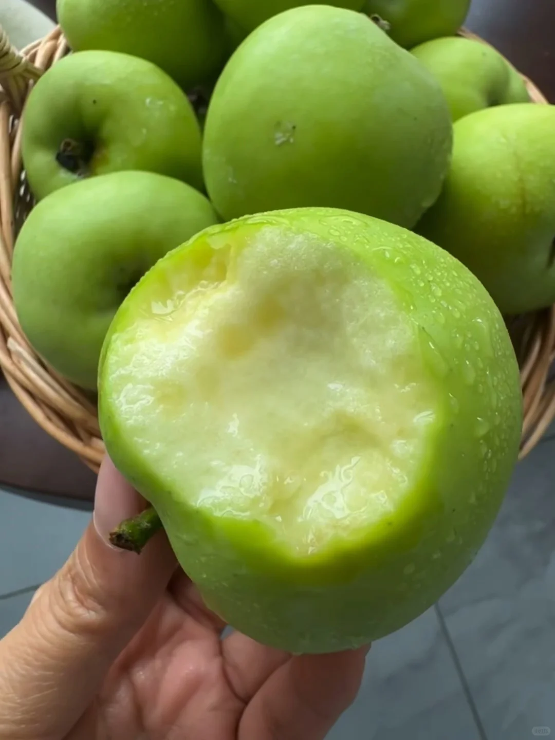 个位数，发一箱青苹果，酸甜脆爽