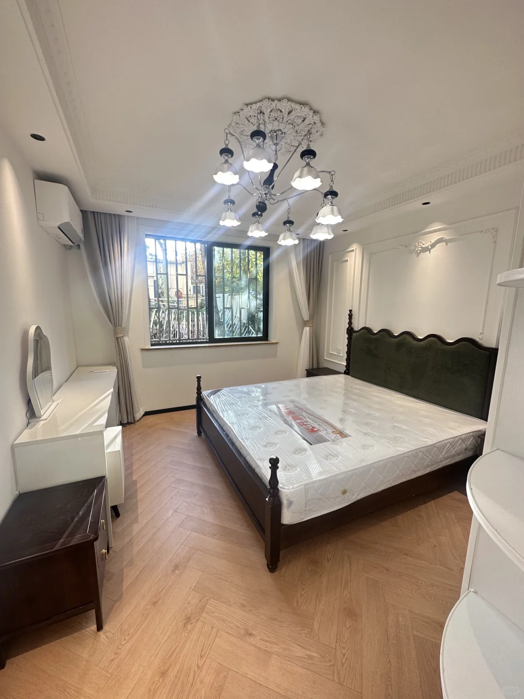 ? 小区环境好 精装一房一厅 采光好?