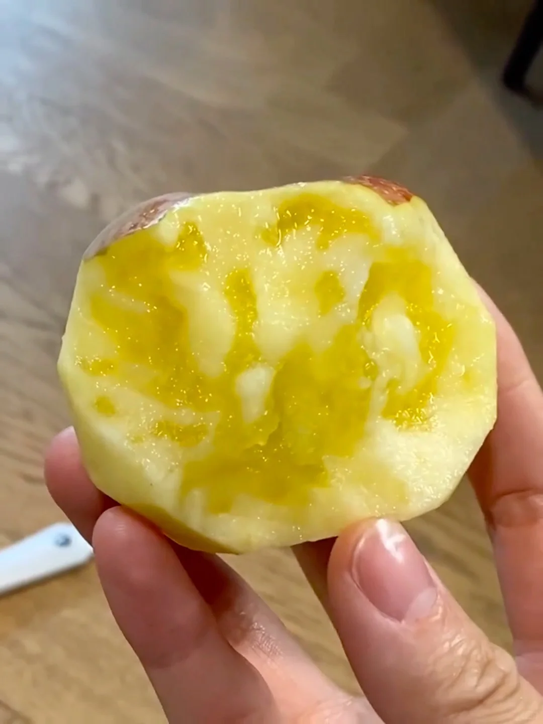 没想到这么丑的苹果竟然这么甜！还有冰糖心！