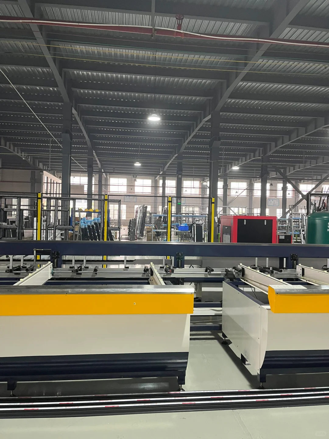 我们是一家金华本地的大型铝合金门窗厂家