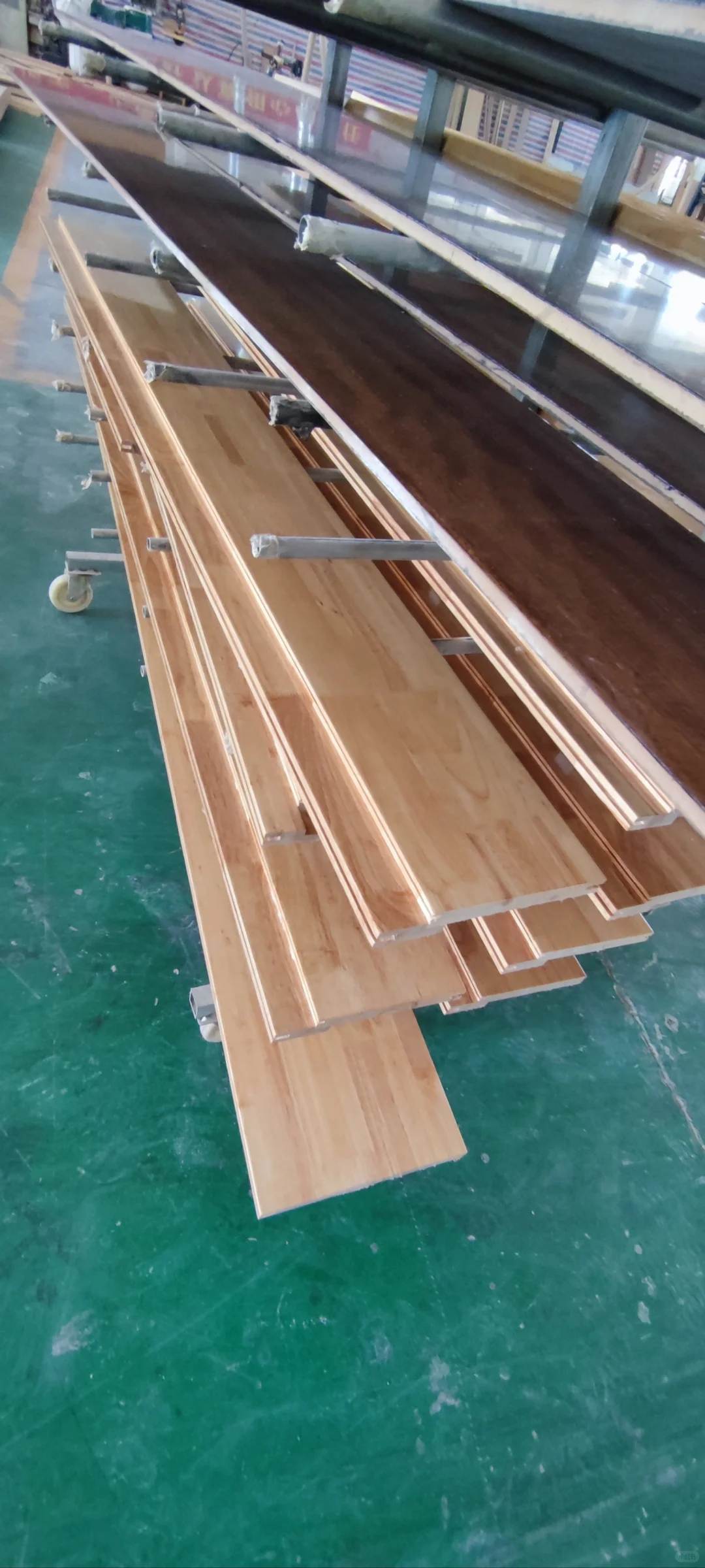 亿芯木门工厂，车间日常