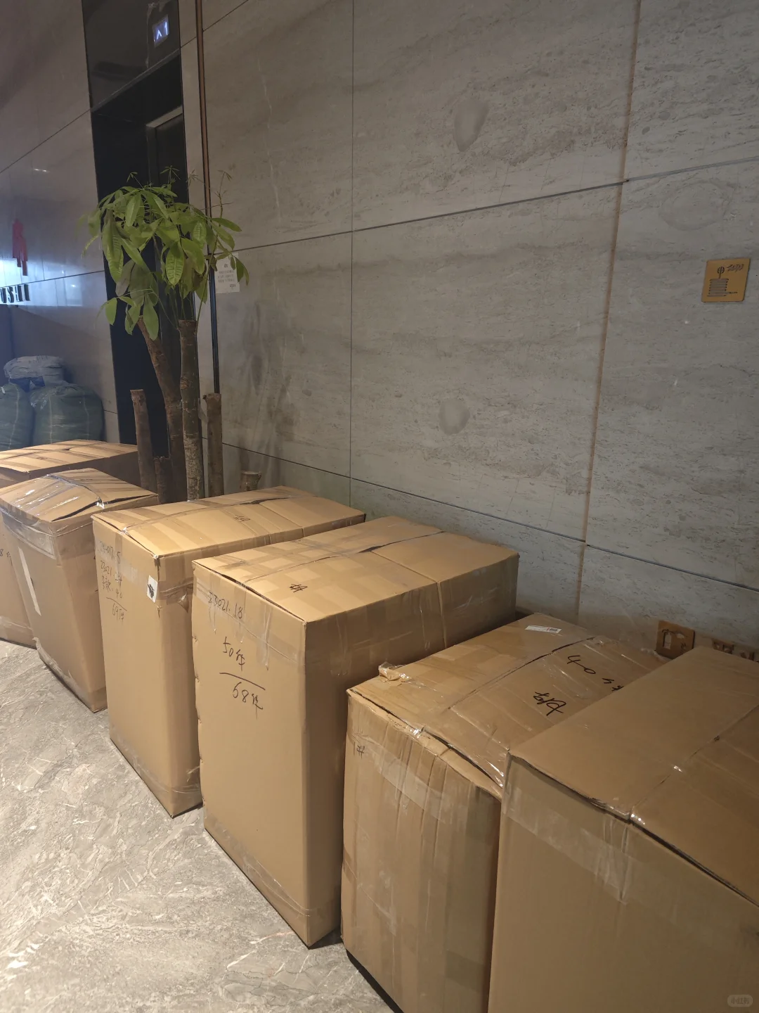 厂里忙到到缝纫机都要踩出火星子了?