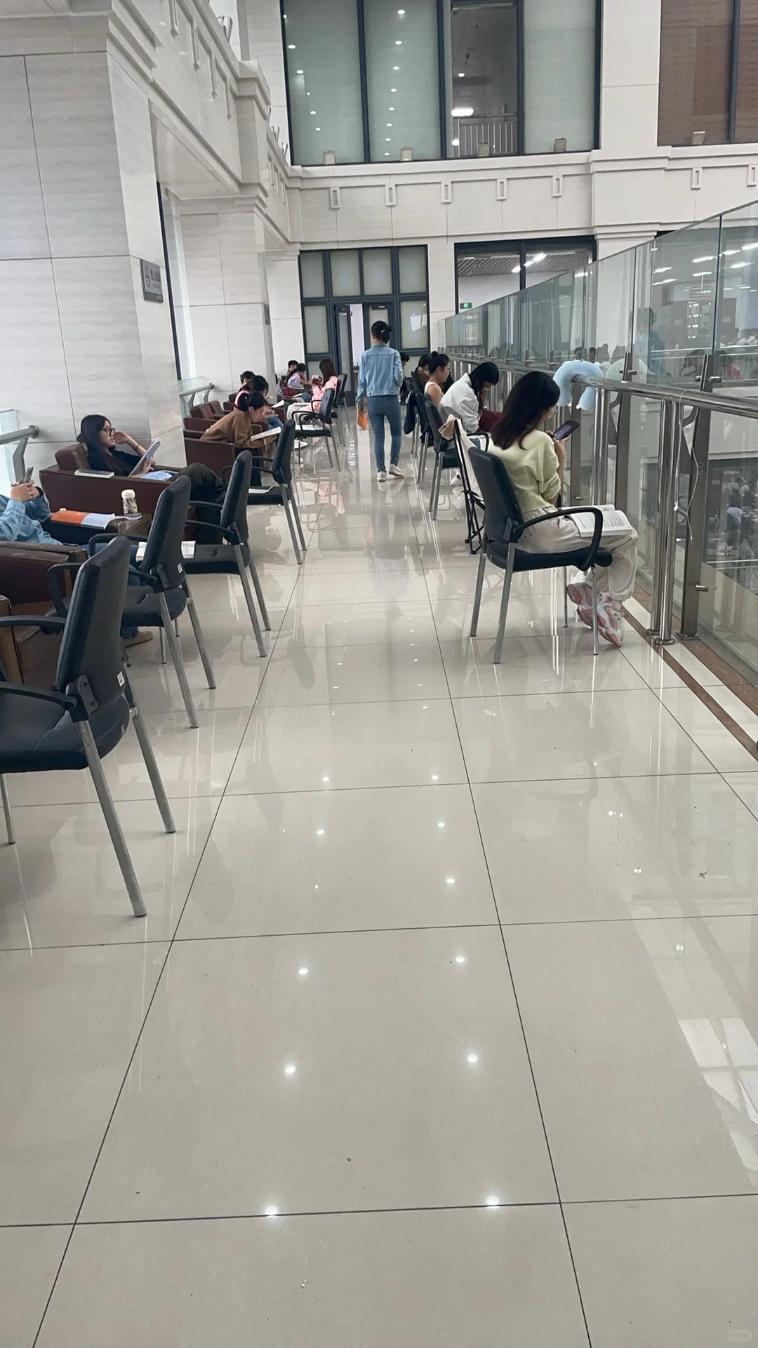 河北大学图书馆里背书的同学们