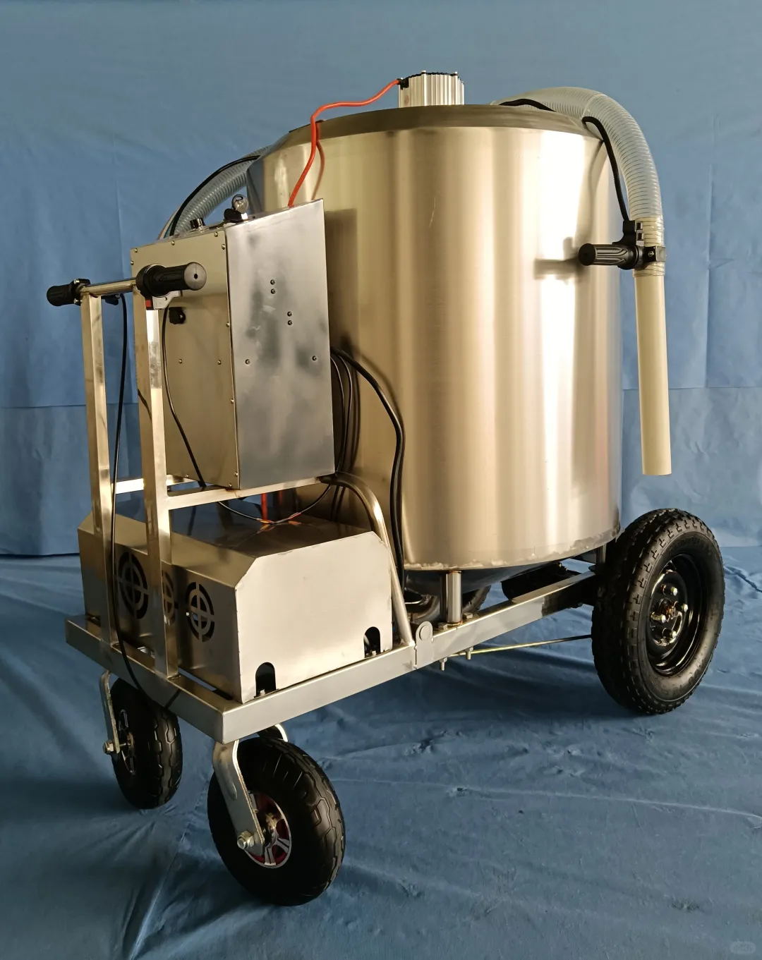 养殖粥料车：提升养殖效益的必备设备