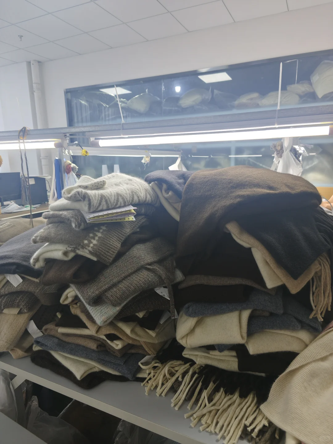 厂里忙到到缝纫机都要踩出火星子了?