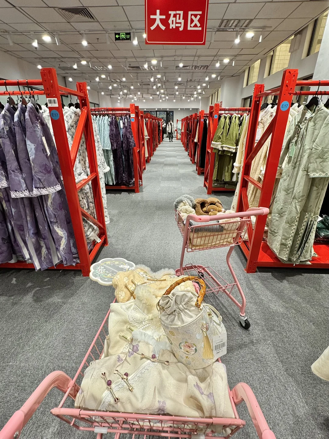 北京2000㎡的服装工厂！衣服均价80太牛了。。