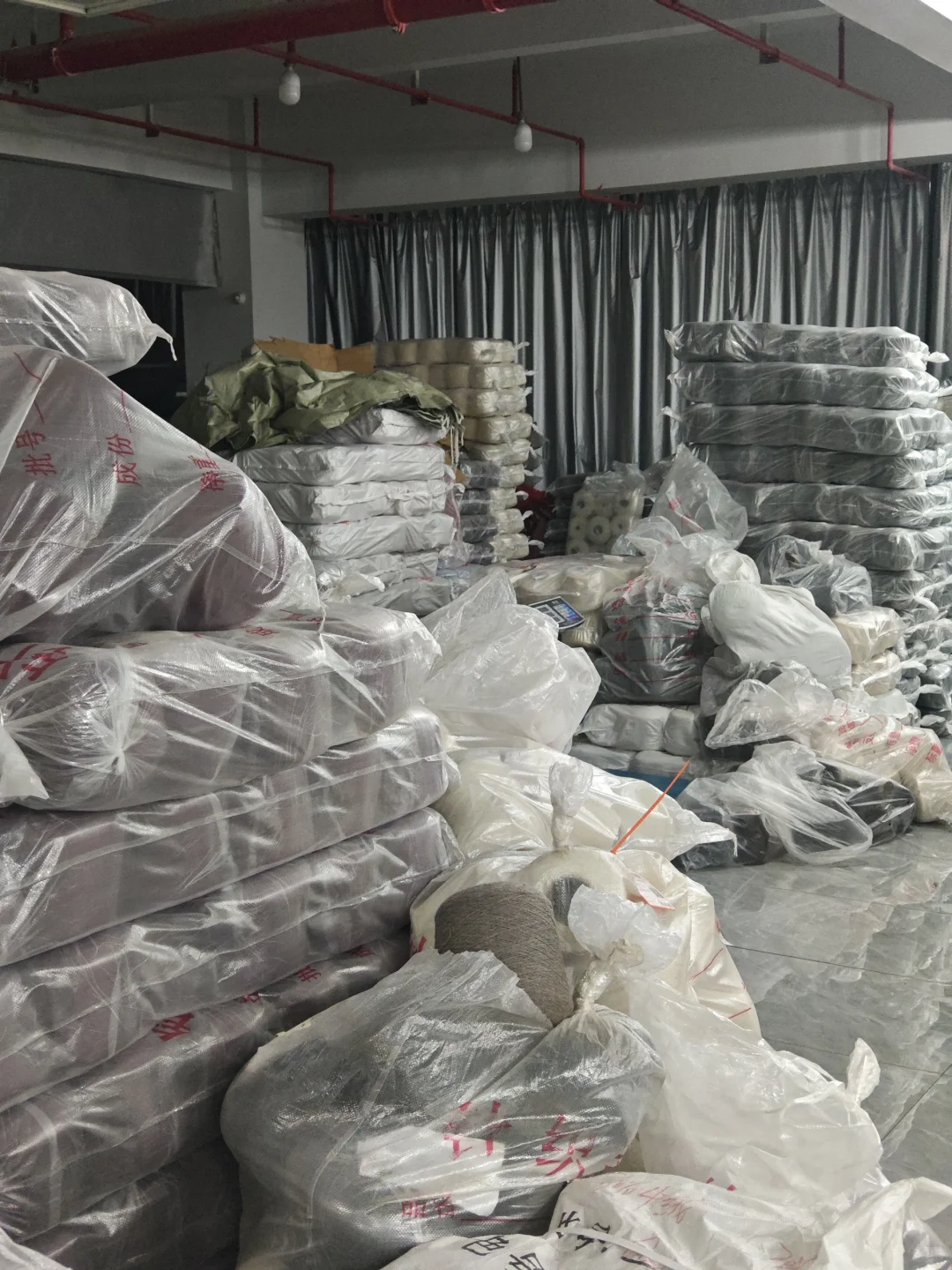 厂里忙到到缝纫机都要踩出火星子了?