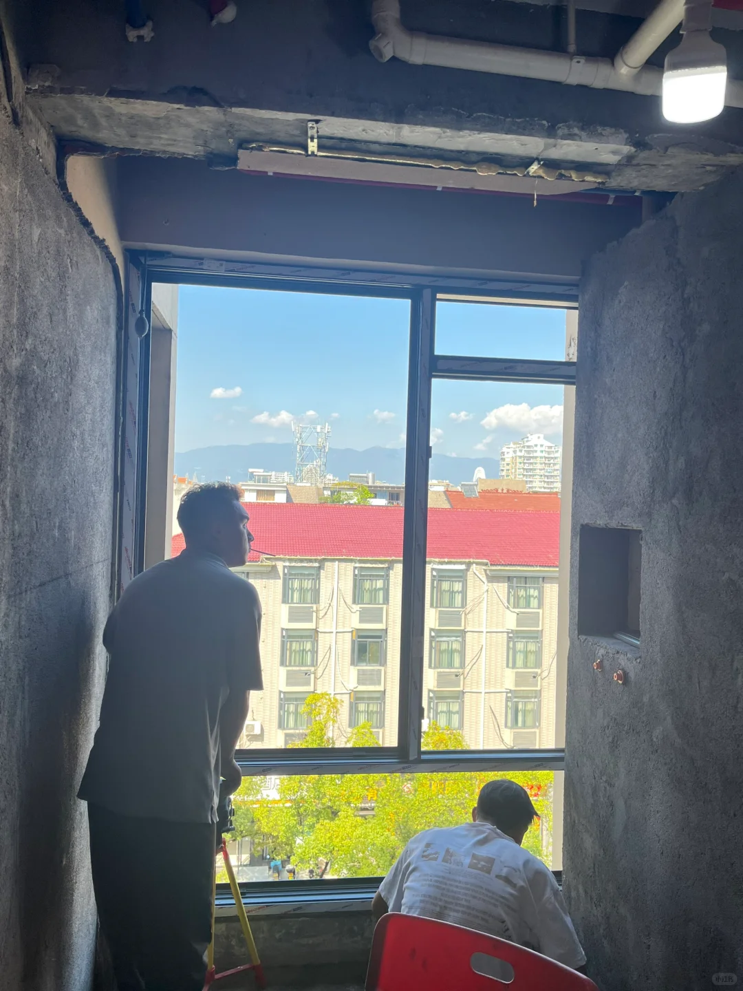 我们是一家金华本地的大型铝合金门窗厂家