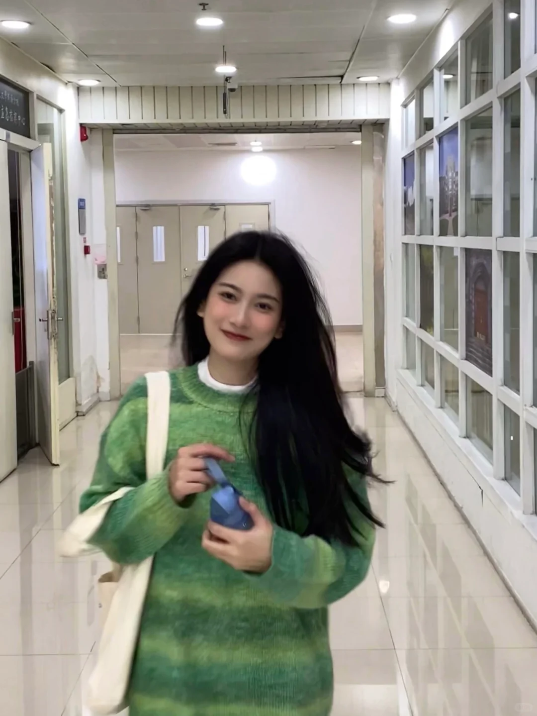 学校图书馆实在是太好拍啦！☀️