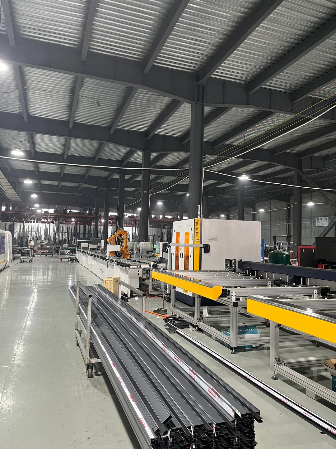 我们是一家金华本地的大型铝合金门窗厂家