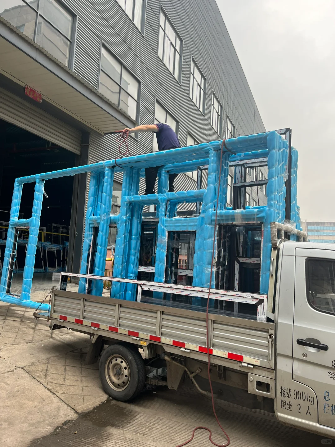 我们是一家金华本地的大型铝合金门窗厂家