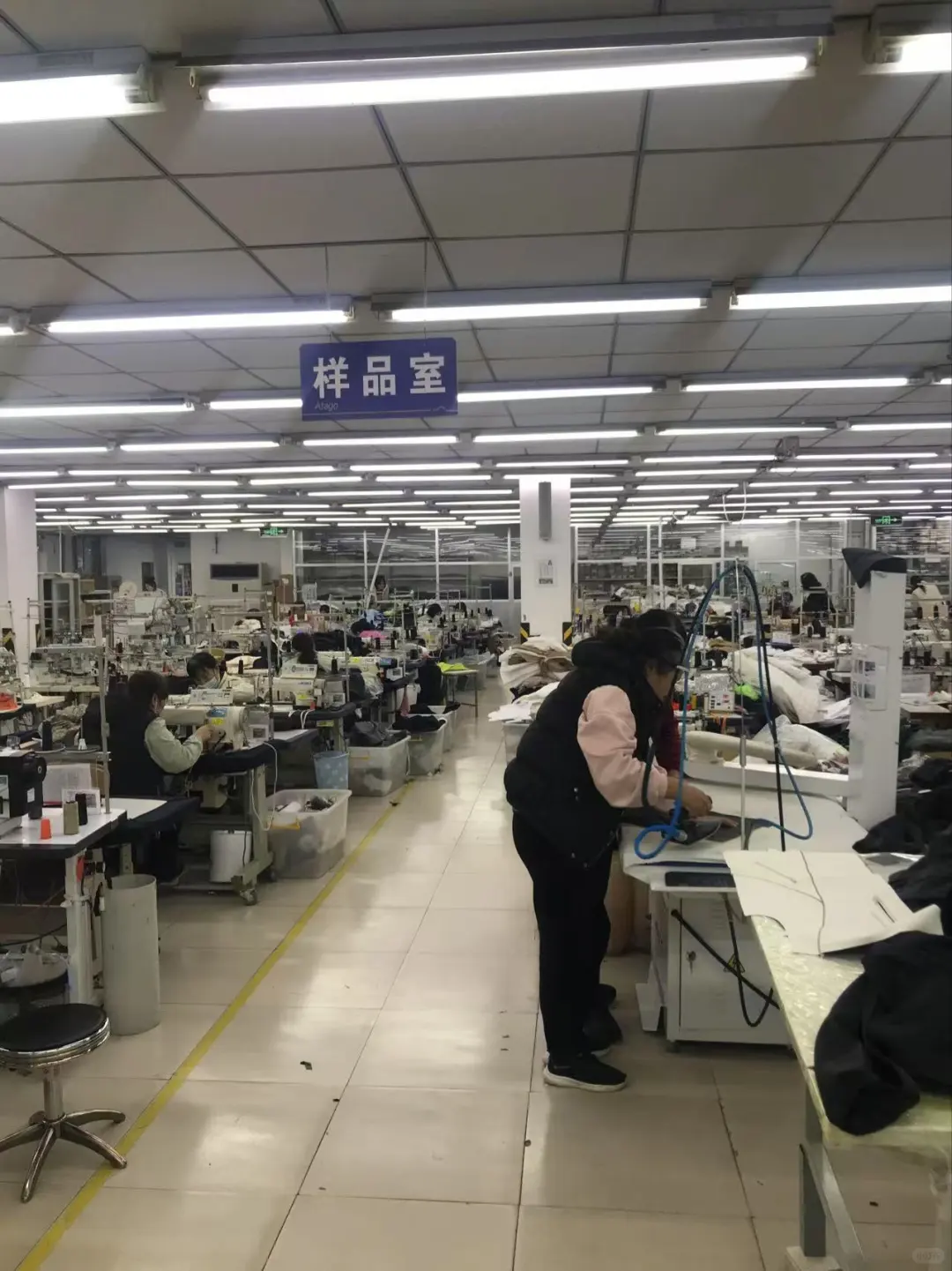 服装工厂的样品室是脸面