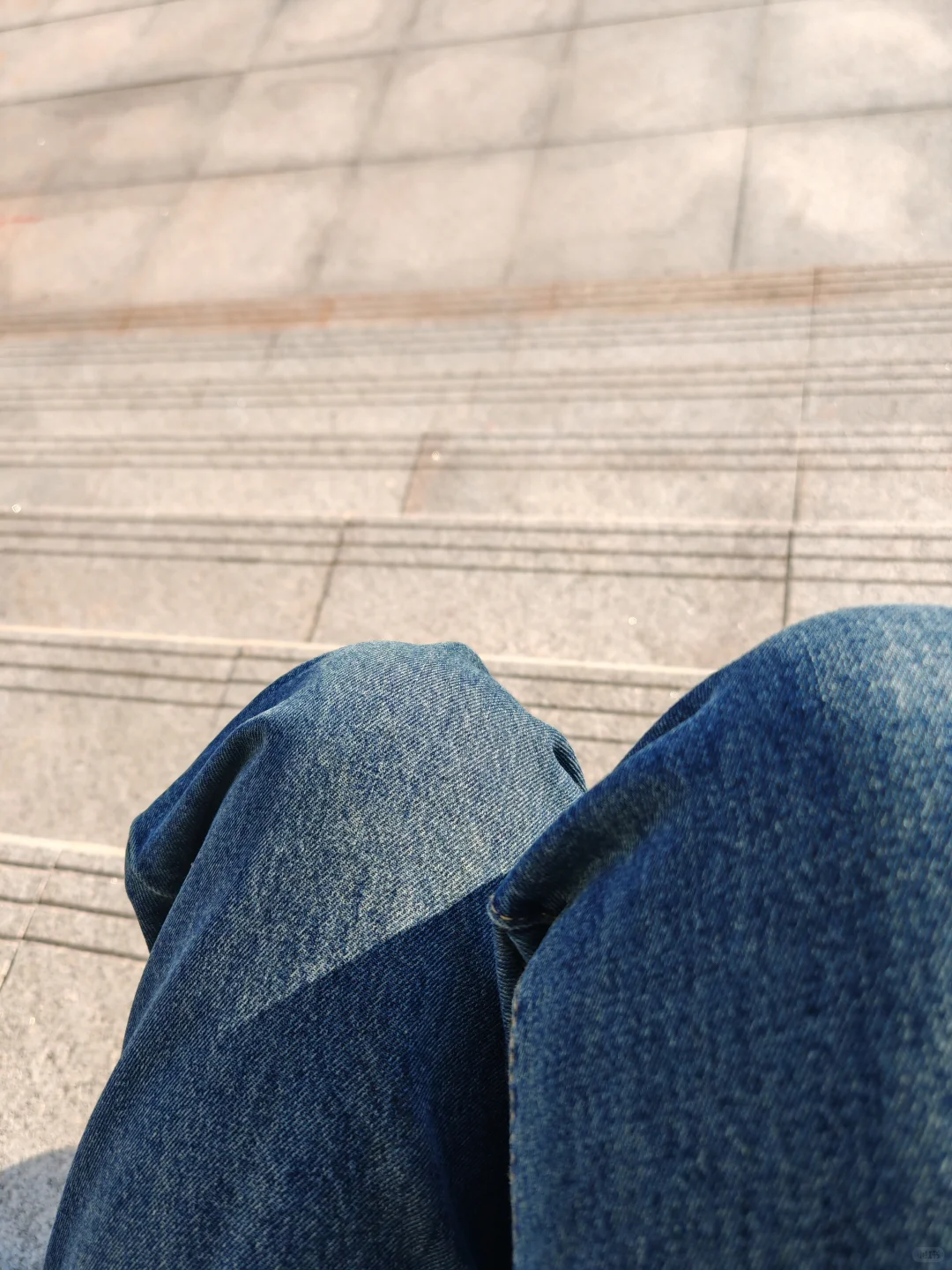 图书馆明明很亮，总给我一种阴冷的感觉?