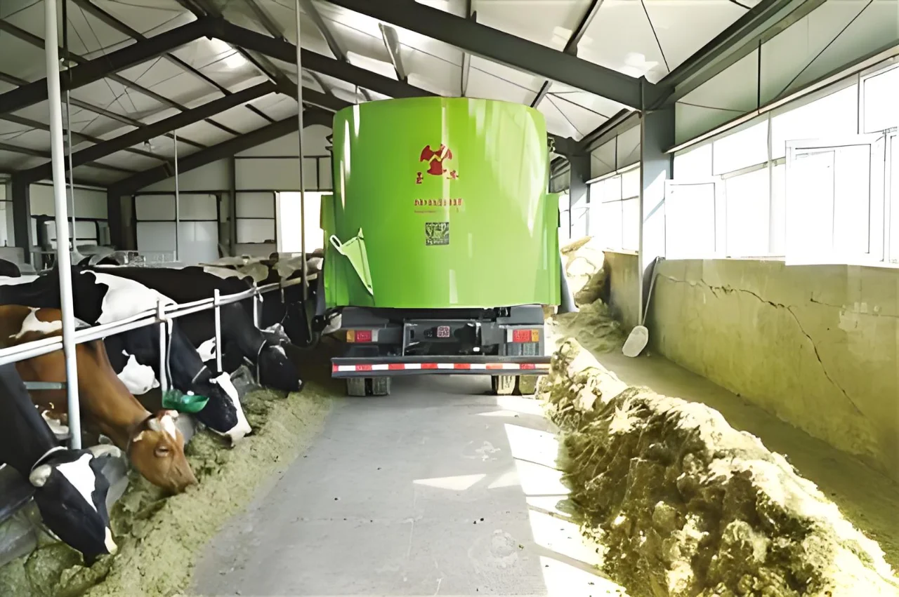 养牛人如何正确选择适合自己牛场的TMR？