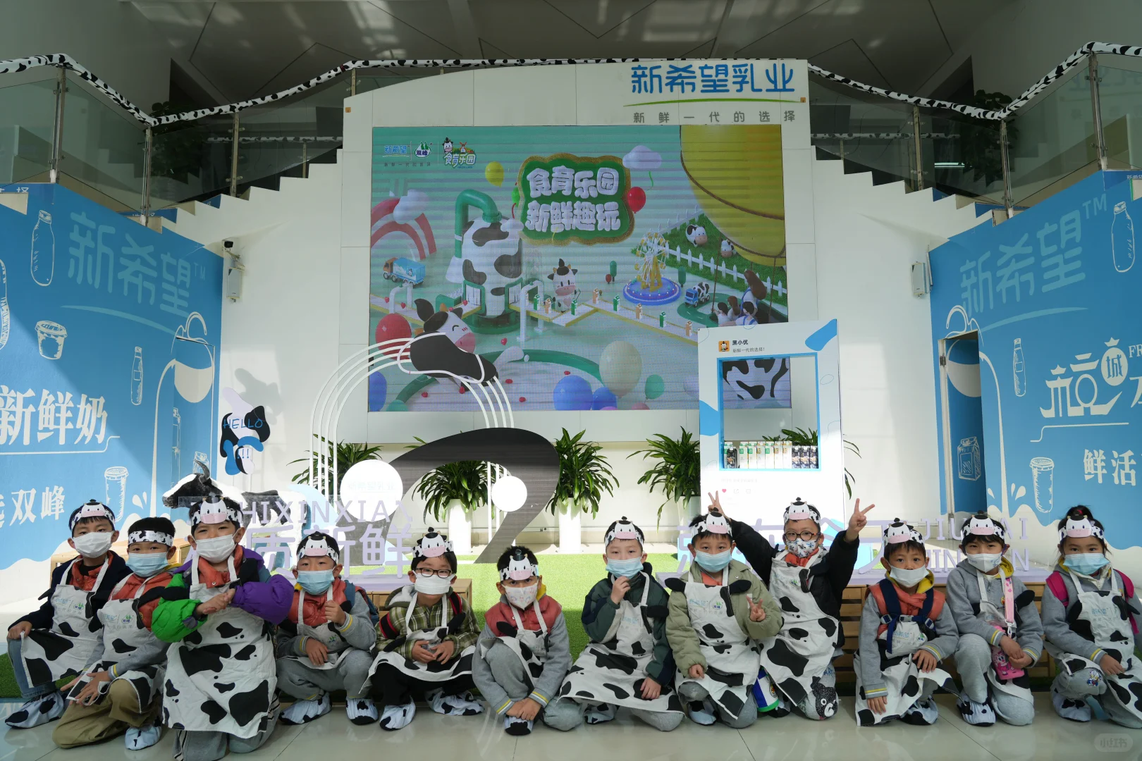 小世界萌娃们的牛奶工厂探秘记