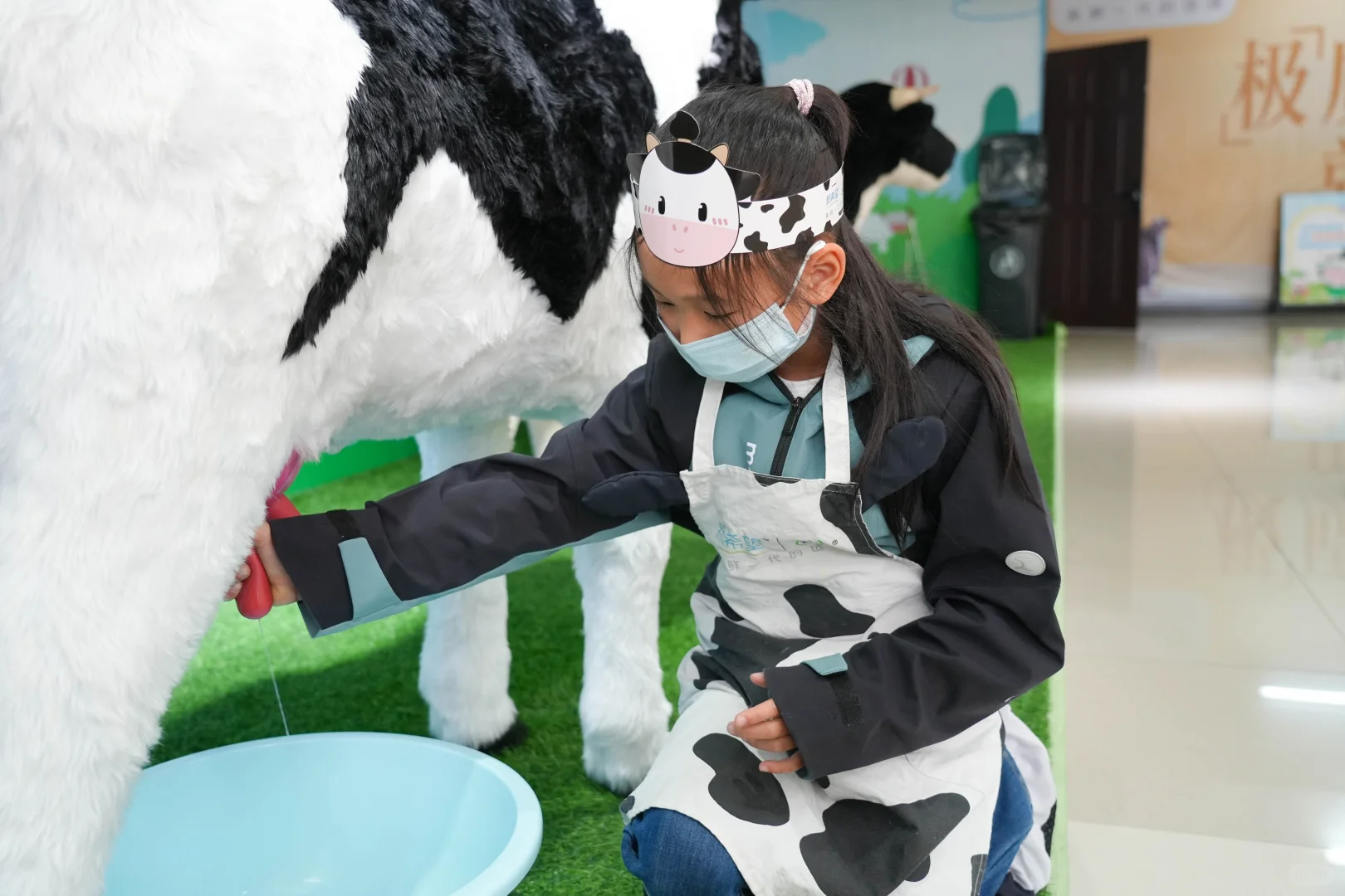 小世界萌娃们的牛奶工厂探秘记