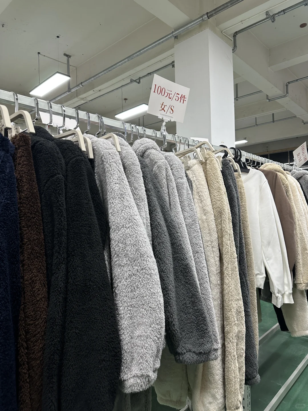 下班路过发现了宝藏服装工厂店！