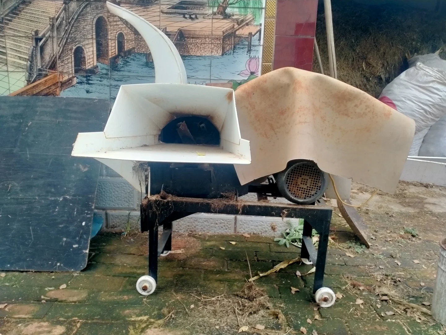 用了一个夏季的铡草机，需要的自取，便宜！